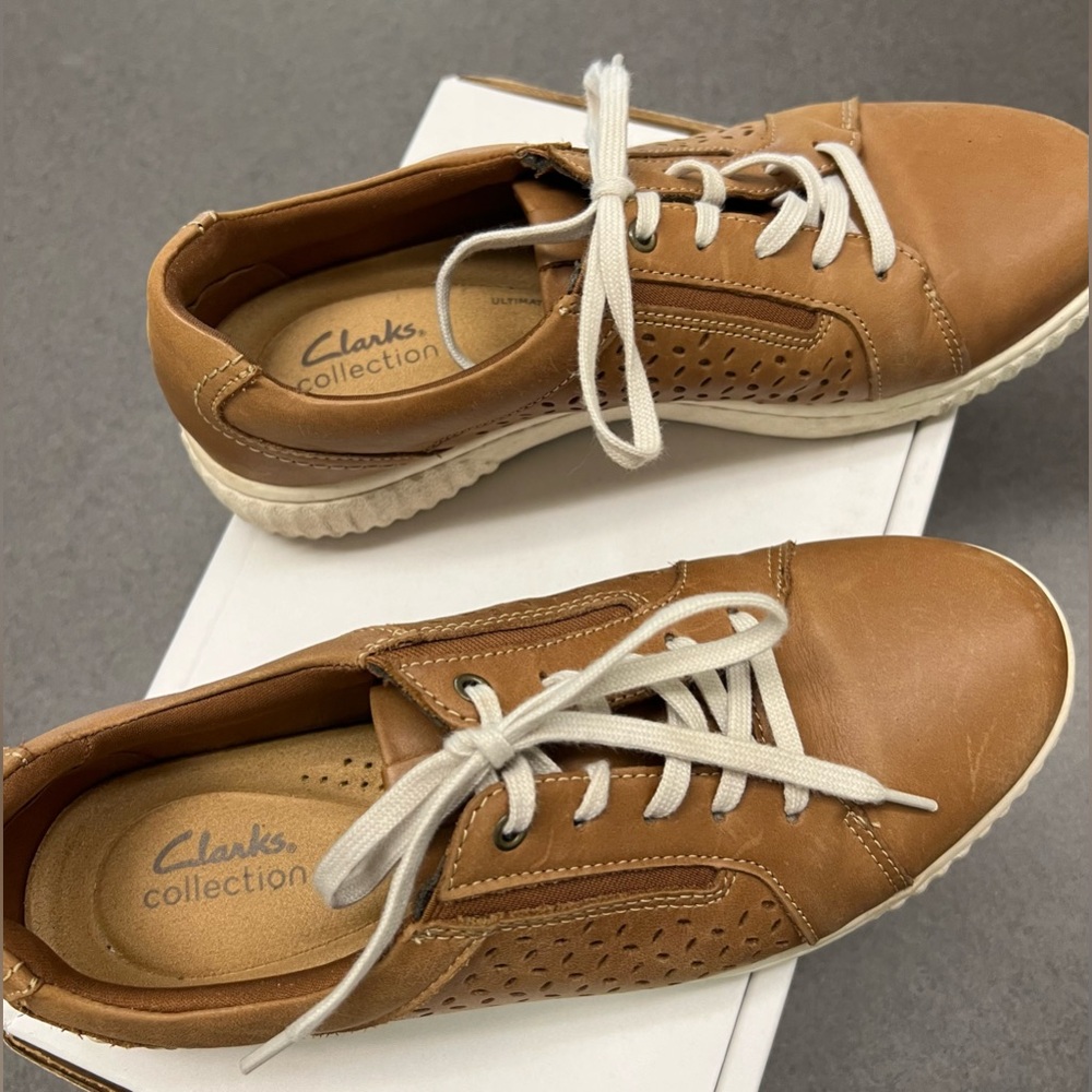 Clarks 8-1/2M - In Box -Purchased/Returned Dirty Bottoms  Tan Leather Sneakers